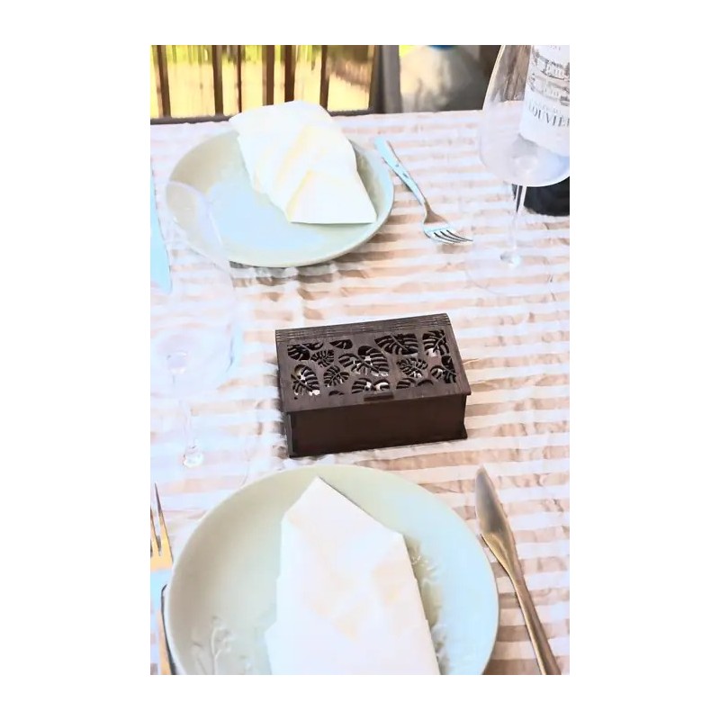 Servilletero de madera oscura con tapa calada decorativa.