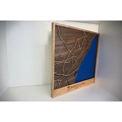 Detalle del mapa de Barcelona tallado en madera