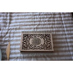 Caja de madera artesanal para presentar cuentas – diseño decorativo