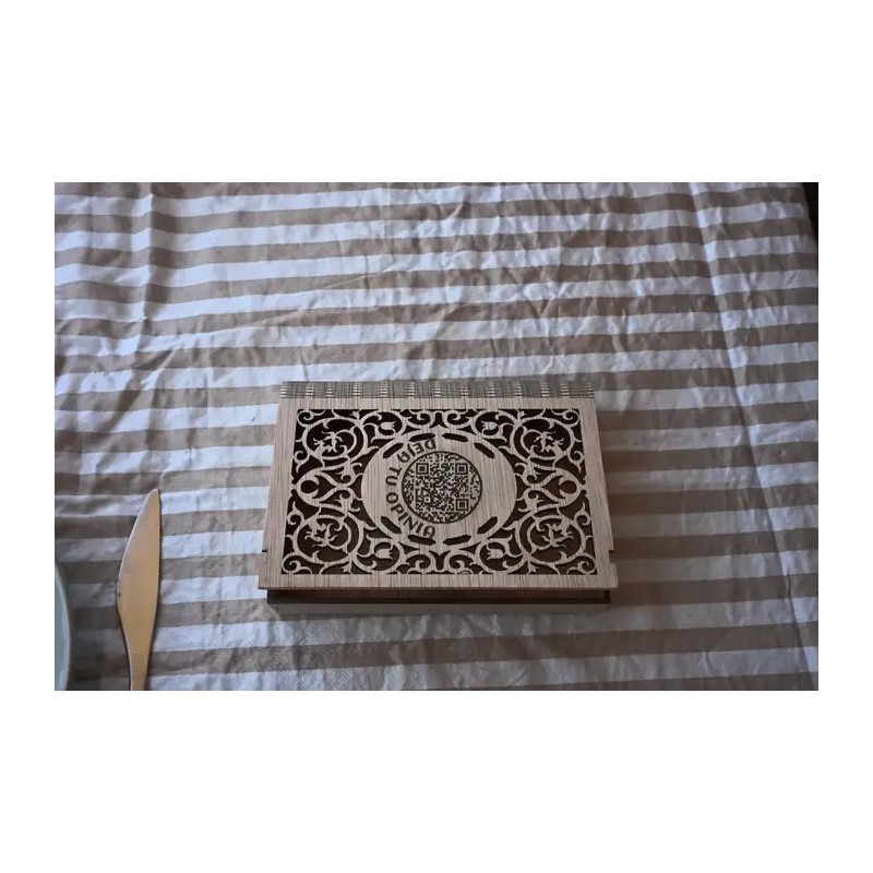 Caja de madera artesanal para presentar cuentas – diseño decorativo