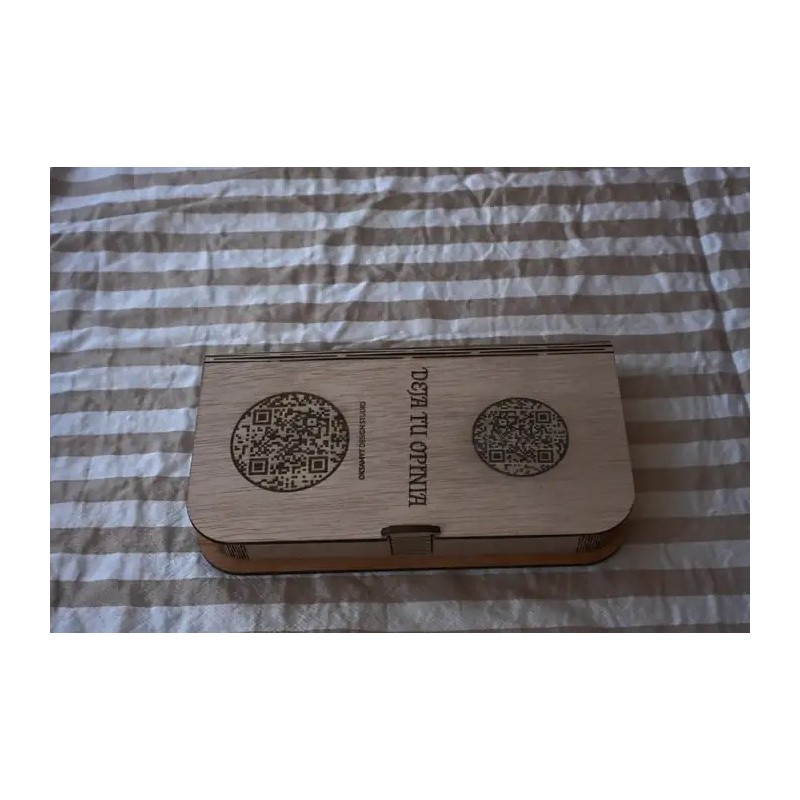 cajita de madera con código QR personalizable – vista frontal