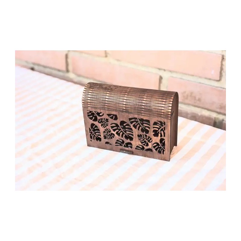 aja decorativa de madera con diseño floral – vista frontal