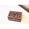 Caja de madera tallada con motivos florales – vista lateral