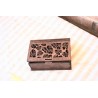Caja decorativa de madera con grabado floral – interior abierto