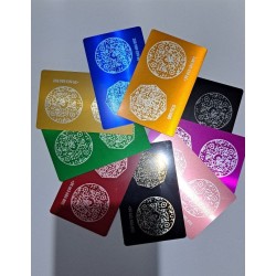 Tarjetas metálicas personalizables con diseño mandala y código QR en varios colores”