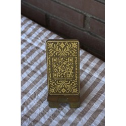 QR de madera natural con diseño artístico ecológico