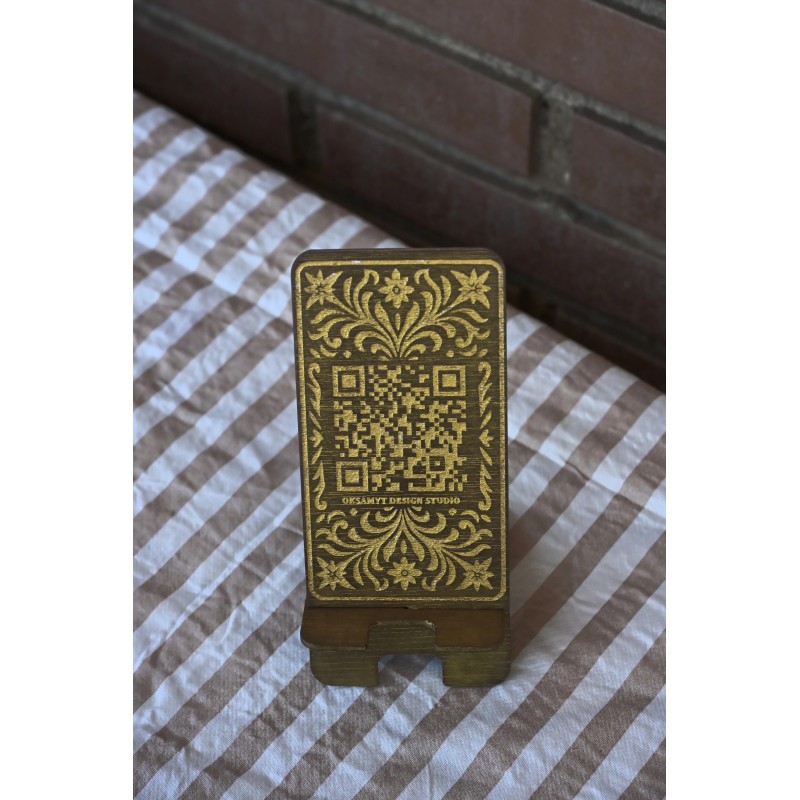 QR de madera natural con diseño artístico ecológico