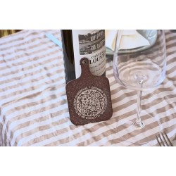 QR artesanal decorativo en mesa rústica para menús digitales