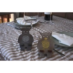 Soporte de mesa con forma de vaca y codigo QR para menu digital