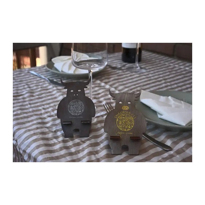 Soporte de mesa con forma de vaca y codigo QR para menu digital