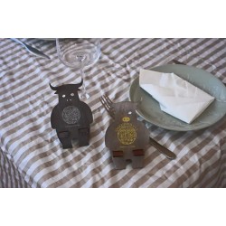 Soporte de mesa con forma de vaca y codigo QR para menu digital