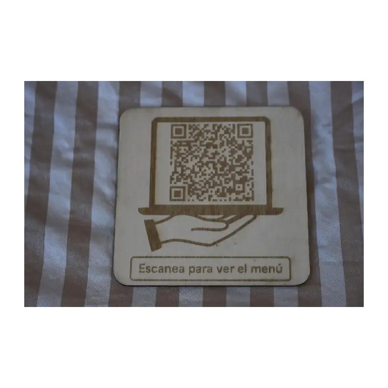 Placa de madera con codigo QR para menu digital.