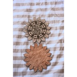 Adorno decorativo de girasol en madera con codigo QR grabado.