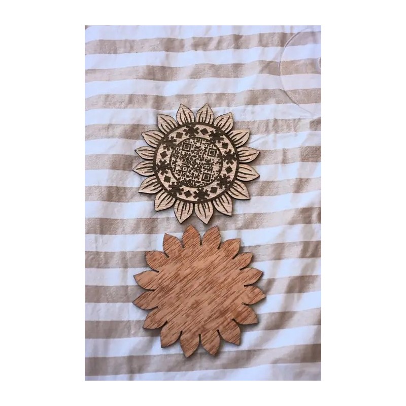 Adorno decorativo de girasol en madera con codigo QR grabado.