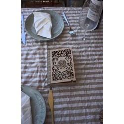 Caja de madera para presentar la cuenta con diseno ornamental elaborado y codigo QR.